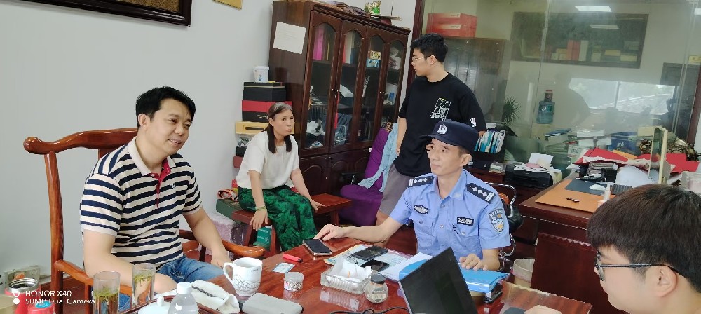 锡山分局八士派出所来我司开展打击整治网络谣言宣传工作